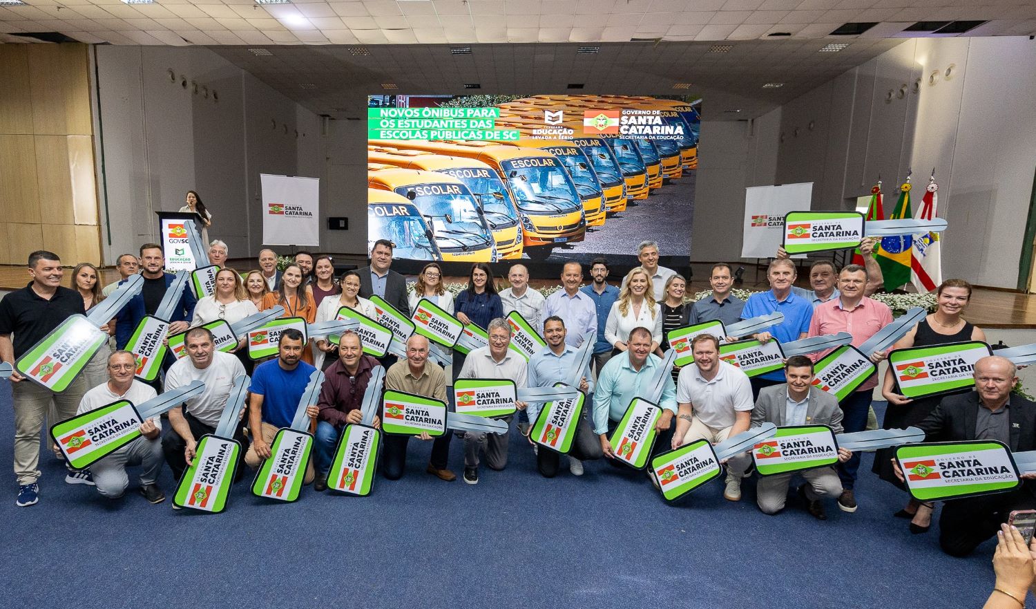 Governo entrega ônibus escolares para os municípios