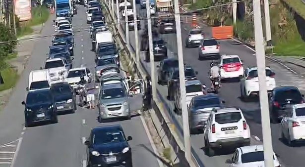 Colisão deixa trânsito lento na SC-401 em Florianópolis