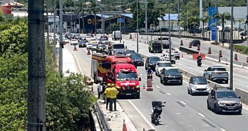 Carro quebra grade de proteção e despenca em arroio na SC-401