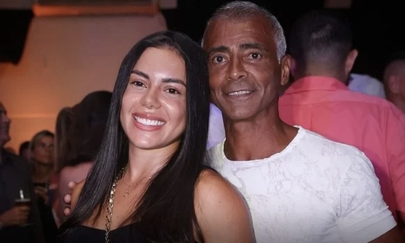 Romário é flagrado com ex-namorada 37 anos mais nova