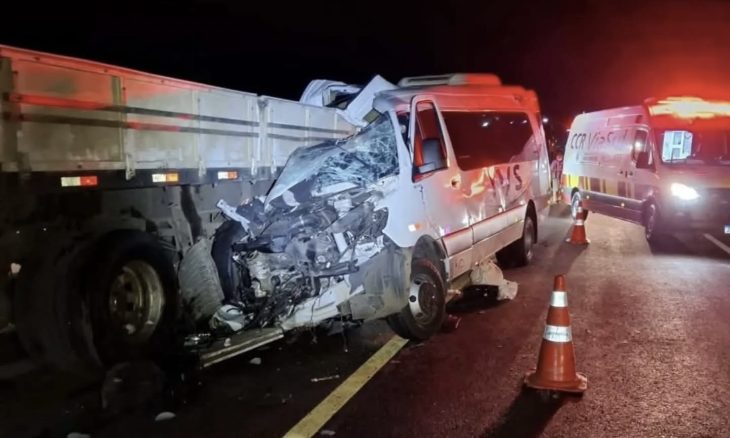 Professora morre e 15 ficam feridos em grave acidente entre van e caminhão