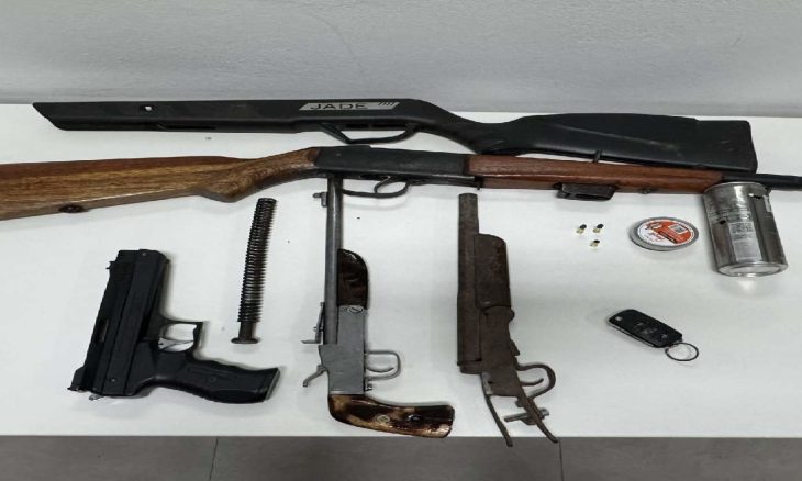 Homem é preso com arsenal e por manter pássaro silvestre em cativeiro