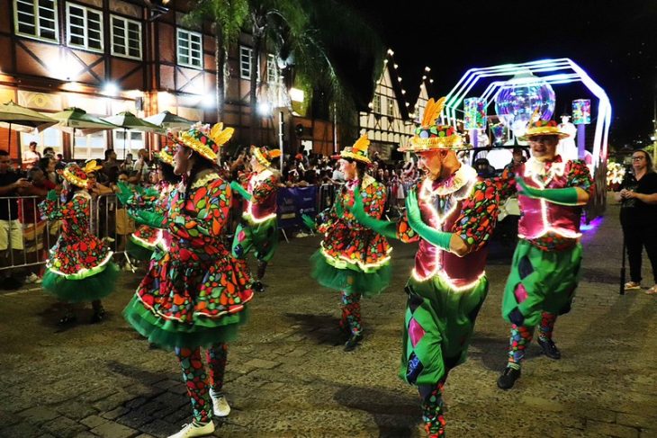 Blumenau realiza último desfile natalino de 2025 nesta segunda-feira