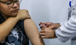 Jovens podem se vacinar contra HPV até junho de 2026