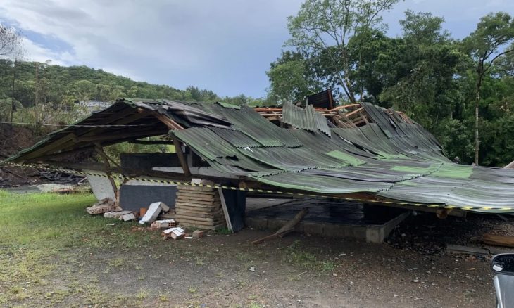 Galpão de clube de futebol desaba durante temporal