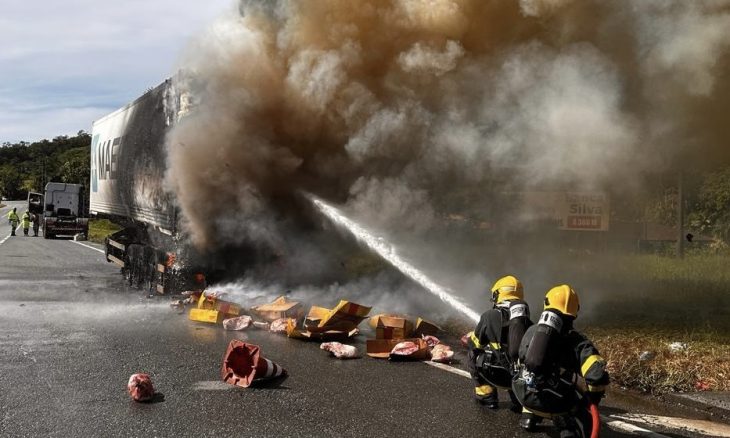Caminhão carregado de carne pega fogo na BR-101; veja fotos