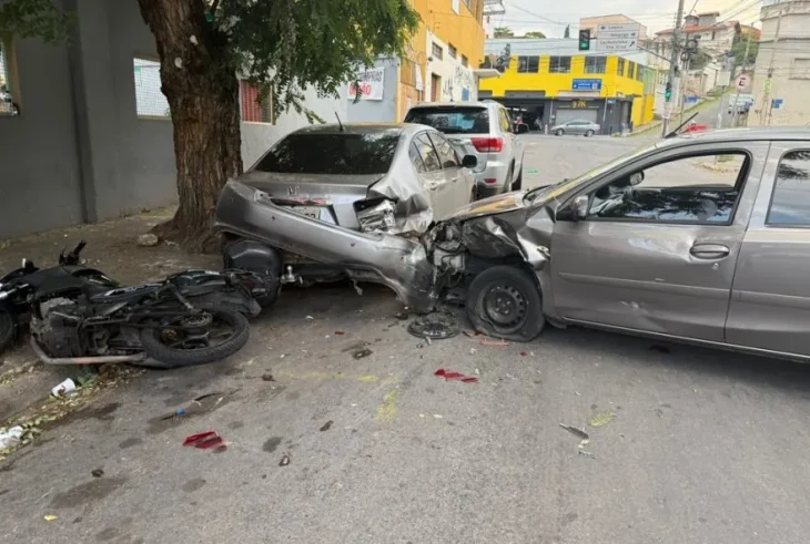 Vídeo: mulher escapa de ser atropelada por carro desgovernado