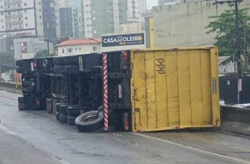 Acidente trava a BR-101 em Itapema e provoca longa fila
