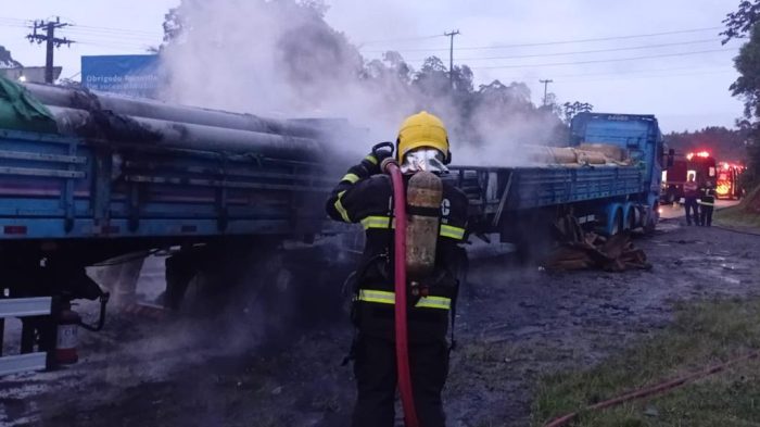 Carreta pega fogo na BR-101 Norte e mobiliza bombeiros de duas cidades