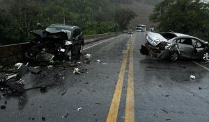 Colisão frontal na BR-470 deixa motorista em estado grave