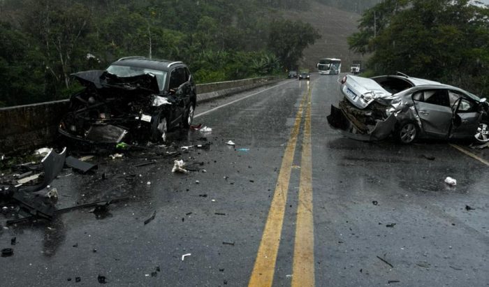 Colisão frontal na BR-470 deixa motorista em estado grave