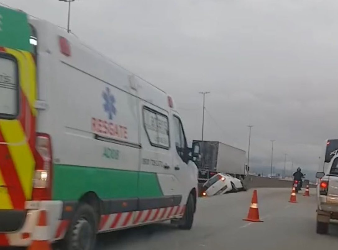 Carro cai em canaleta e para a BR-101 em São José