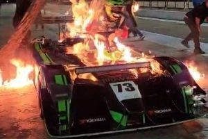 Carro pega fogo em corrida e piloto escapa sem ferimentos