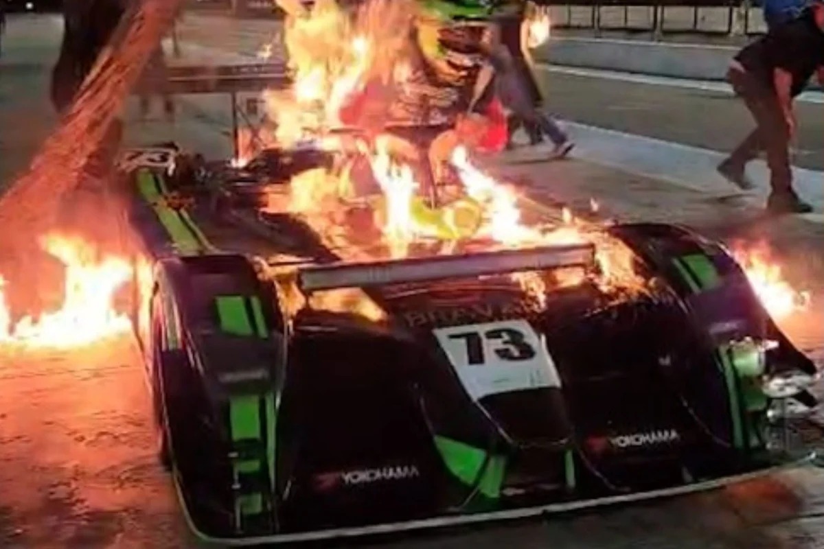 Carro pega fogo em corrida e piloto escapa sem ferimentos