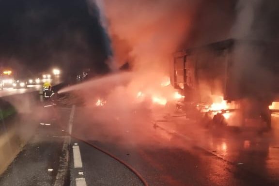 Vídeo: engavetamento termina com morte de motorista e incêndio em caminhão