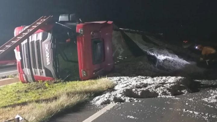 Caminhão com grãos tomba na BR-158 e motorista fica ferido
