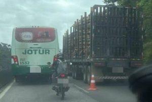 Pane em carreta trava a BR-101 no Morro dos Cavallos