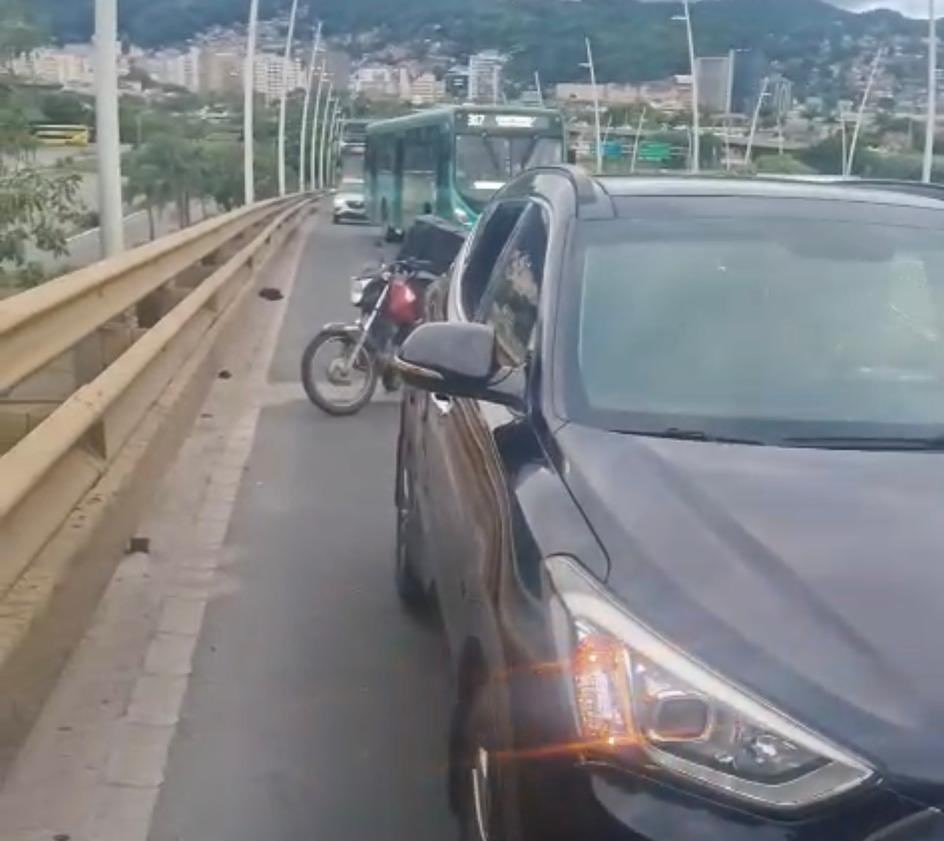 Veículo parado deixa saída da Ilha lenta na Colombo Salles