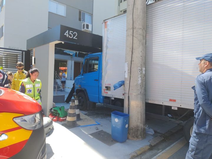 Motorista sofre mal súbito e caminhão invade portaria de prédio