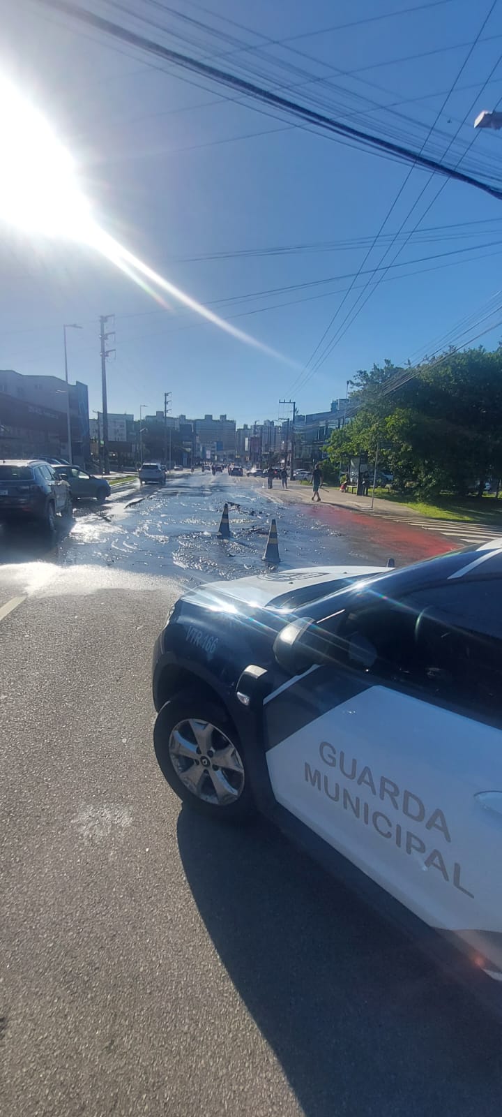 Adutora rompe e alaga trecho da Ivo Silveira em Florianópolis