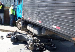 Motociclista fica ferido em acidente com caminhão em Garuva