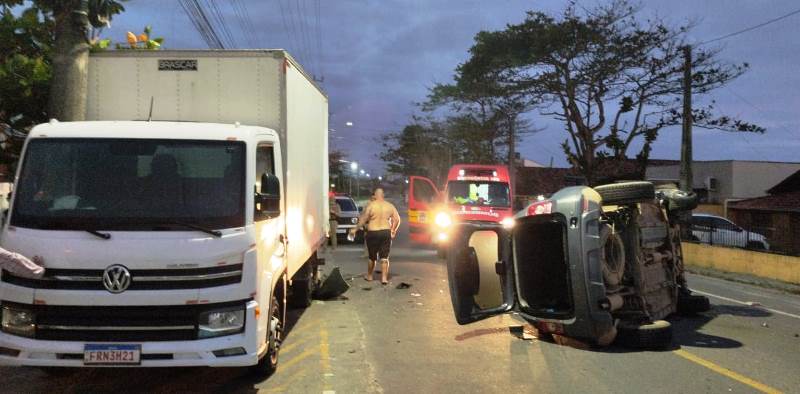 Carro capota de madrugada e deixa motorista ferida em Barra Velha