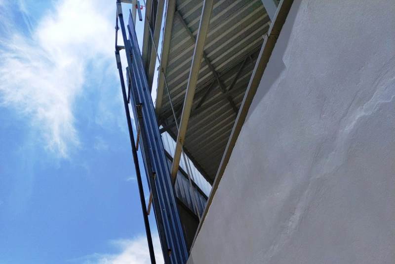 Operário sobrevive a queda de elevador em galpão em obras