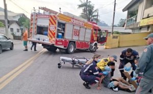 Duas pessoas ficam em estado grave após colisão entre moto e biciclieta