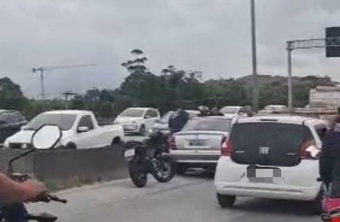 Colisão deixa trânsito lento na BR-101 em São José