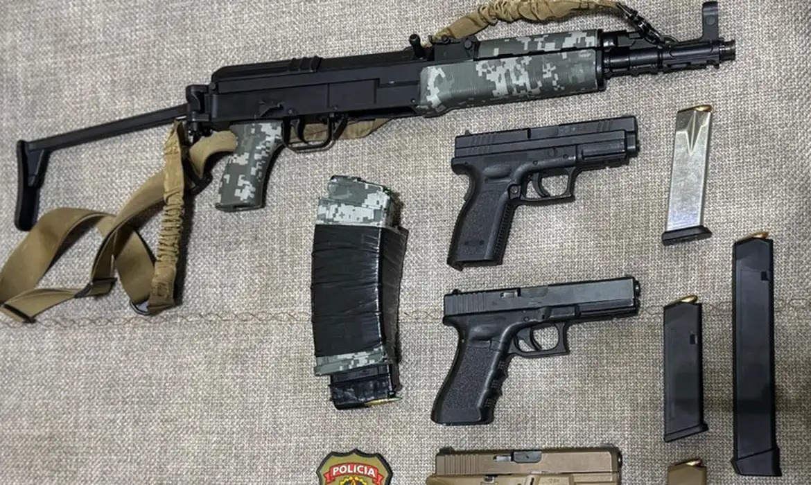 Flexibilização de armas impulsionou desvio de pistolas para o crime