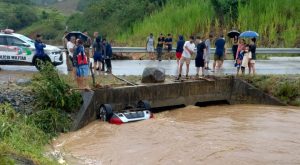 Vídeo: enxurrada arrasta carro para rio; criança e casal morreram