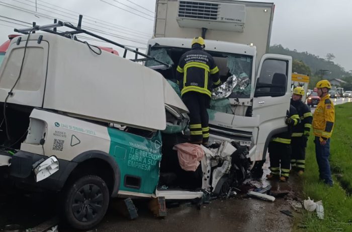Vídeo: grave colisão frontal entre veículos mata motorista em rodovia catarinense