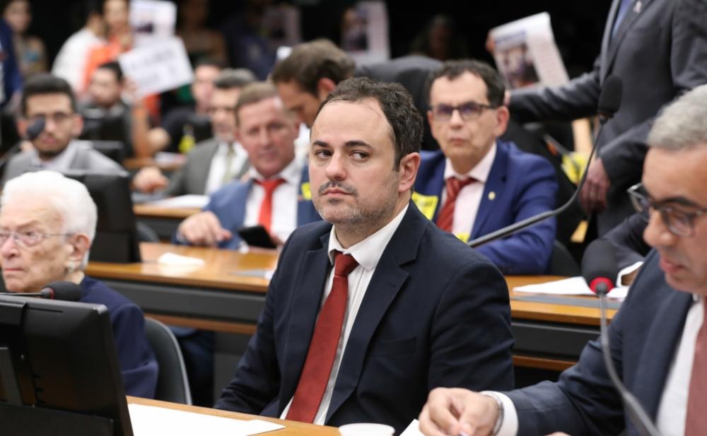 Deputado é removido à força da presidência da Câmara durante ato de protesto