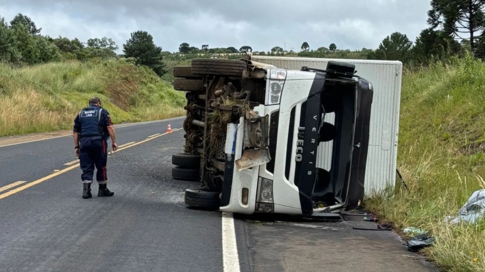 Caminhão tomba na BR-282 e motorista morre preso às ferragens