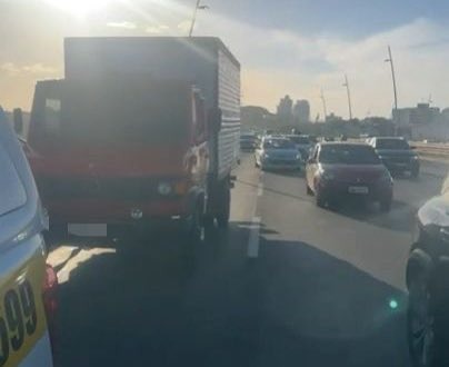 Caminhão parado causa lentidão na Ponte Pedro Ivo