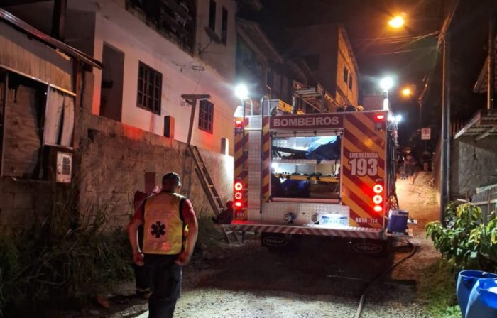 Incêndio em residência mobiliza bombeiros de três cidades