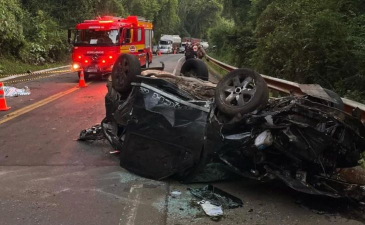 Capotamento causa morte de mulher e destruição de veículo