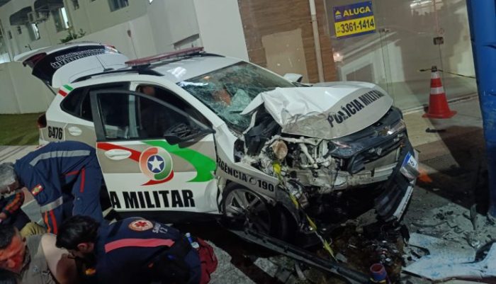 Dois policiais militares ficam feridos após viatura colidir contra poste