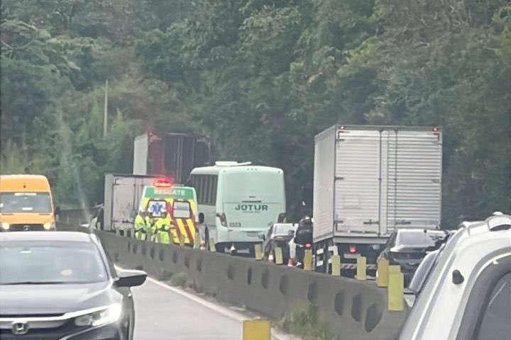 Colisão provoca fila no Morro dos Cavalos, na BR-101, em Palhoça