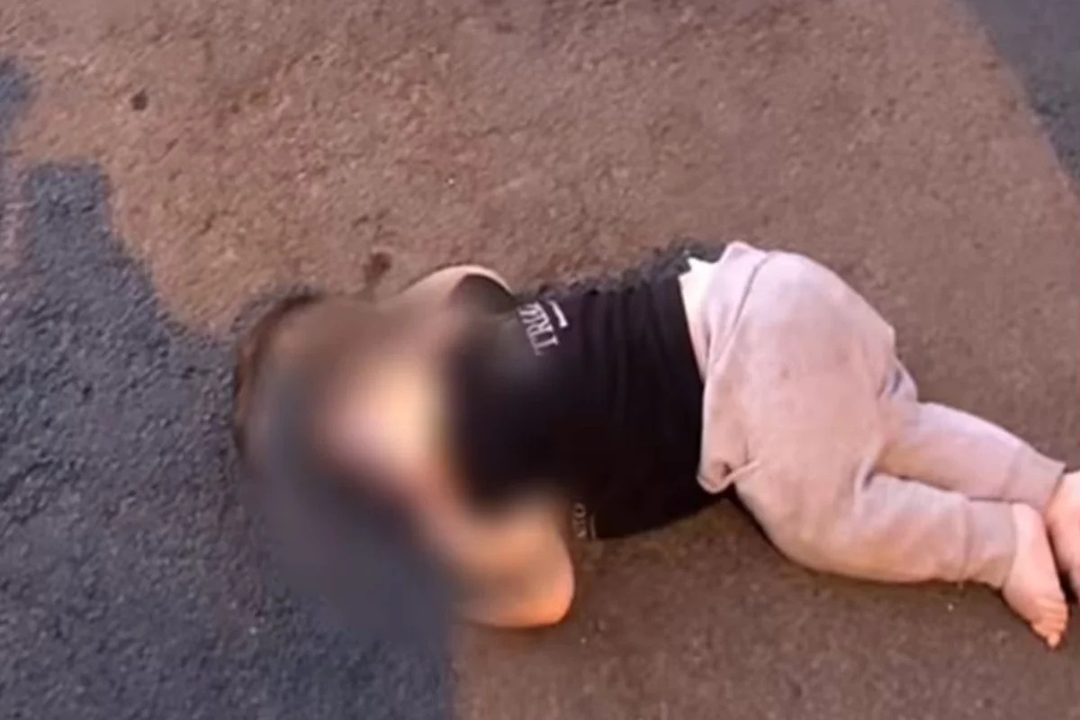Bebê de um ano é encontrado na rua durante a madrugada
