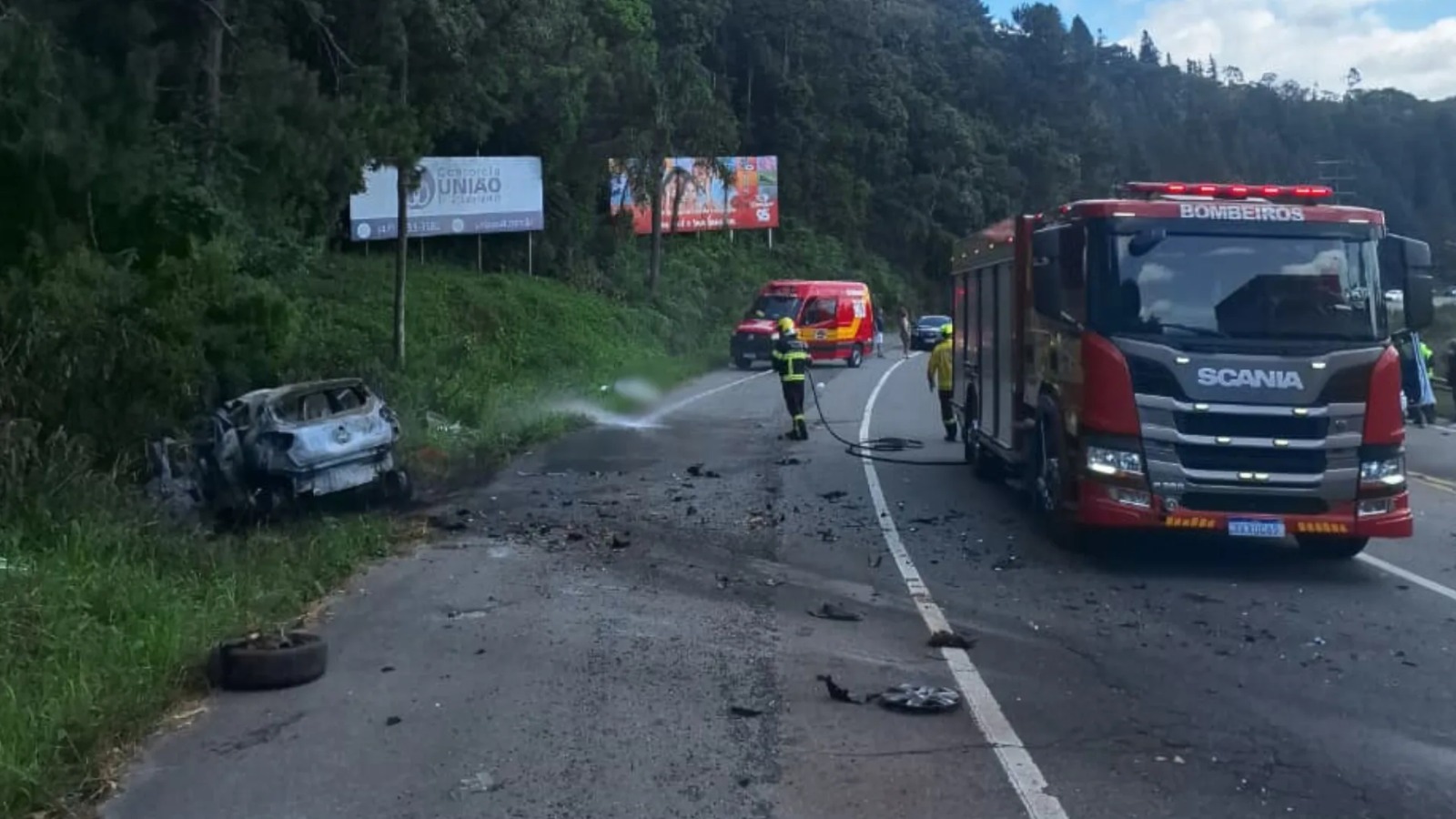 Homem e criança morrem após carro pegar fogo em rodovia de SC