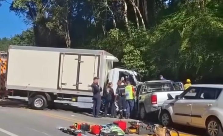 Vídeo: acidente grave com três veículos interdita BR-282