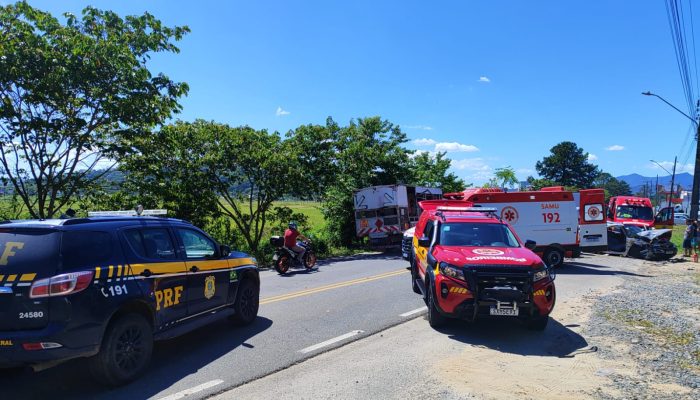 Colisão frontal entre dois veículos deixa três feridos