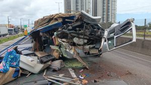 Acidente grave com caminhão bloqueia BR-101 no Norte de SC