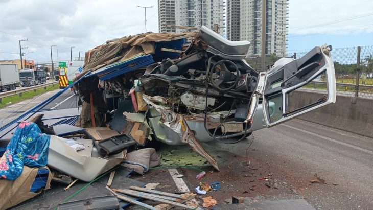 Acidente grave com caminhão bloqueia BR-101 no Norte de SC