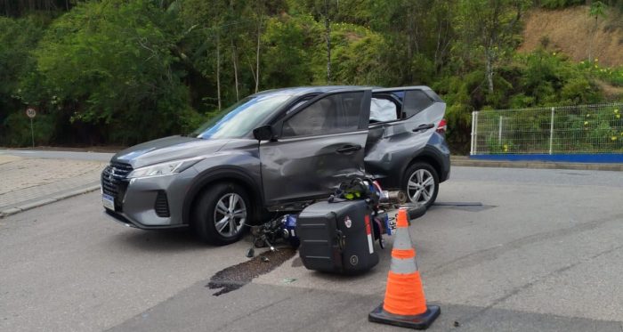 Colisão entre carro e moto deixa condutor com ferimentos graves