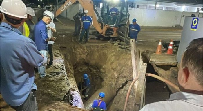Obra da SC Gás deixa duas cidades sem água após rompimento de adutora