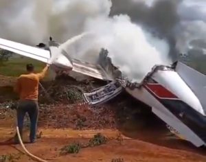 Vídeo: avião com deputado e vereador faz pouso forçado e pega fogo