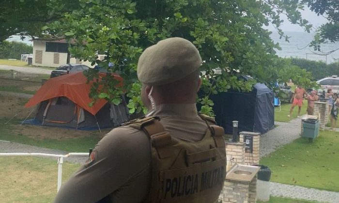 Homem nu é preso após proibição de naturismo em Balnéario Camboriú