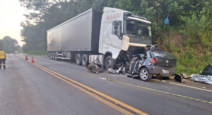 Acidente grave entre carro e caminhão mata motorista na SC-355
